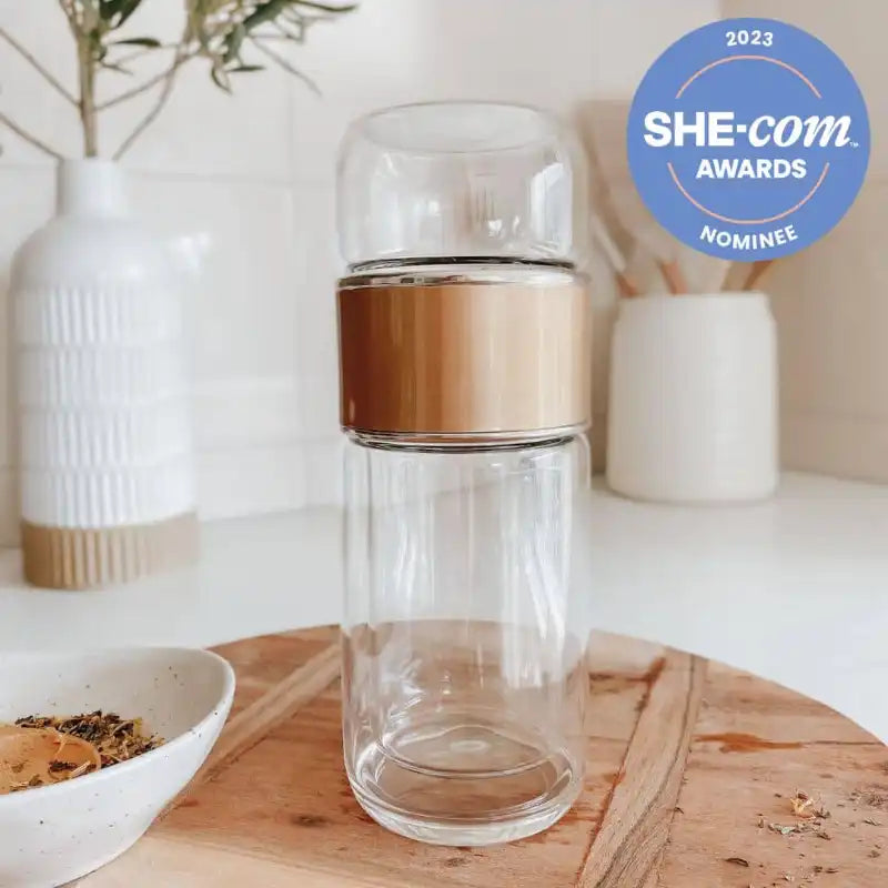 https://www.usandtheearth.com/cdn/shop/files/Double-Wall-Glass-Tea-Infuser-Bottle-Us-and-The-Earth-She-Com-Awards-Nominee.webp?v=1694177310&width=800